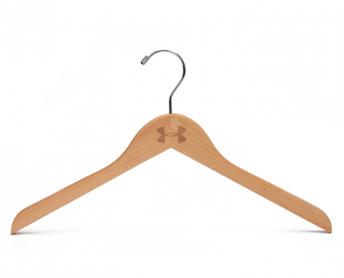 Colgador de madera antideslizante para hombros – Experto en exhibidores